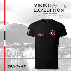 以下が含まれることがあります： 赤いバイキング探検隊のロゴと、ライオンと「ノルウェー」の文字が入った赤い円が描かれた黒いTシャツ。胸元に赤と白のストライプがあり、「バイキング探検隊」の文字が白で書かれている。