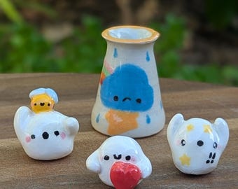 淡い青色 陶器 花瓶 花と鳥の浮彫り 淡い青色 陶器 花瓶 花と鳥の浮彫り