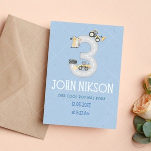 K&ouml;nnte beinhalten: Eine blaue und gelbe Geburtsanzeigekarte mit Bau-Thema und der Zahl 3 in der Mitte. Der Text lautet "John Nikkson Unser cooler Junge wurde geboren am 12.06.2022 um 8:22 Uhr"
