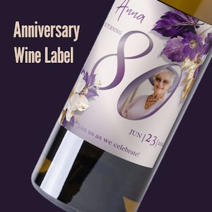 Etichette per bottiglie di vino MODIFICABILI per l'80° compleanno / Saluti alla nonna / Bianco vintage con fiori viola e oro / Regalo per feste stampabile