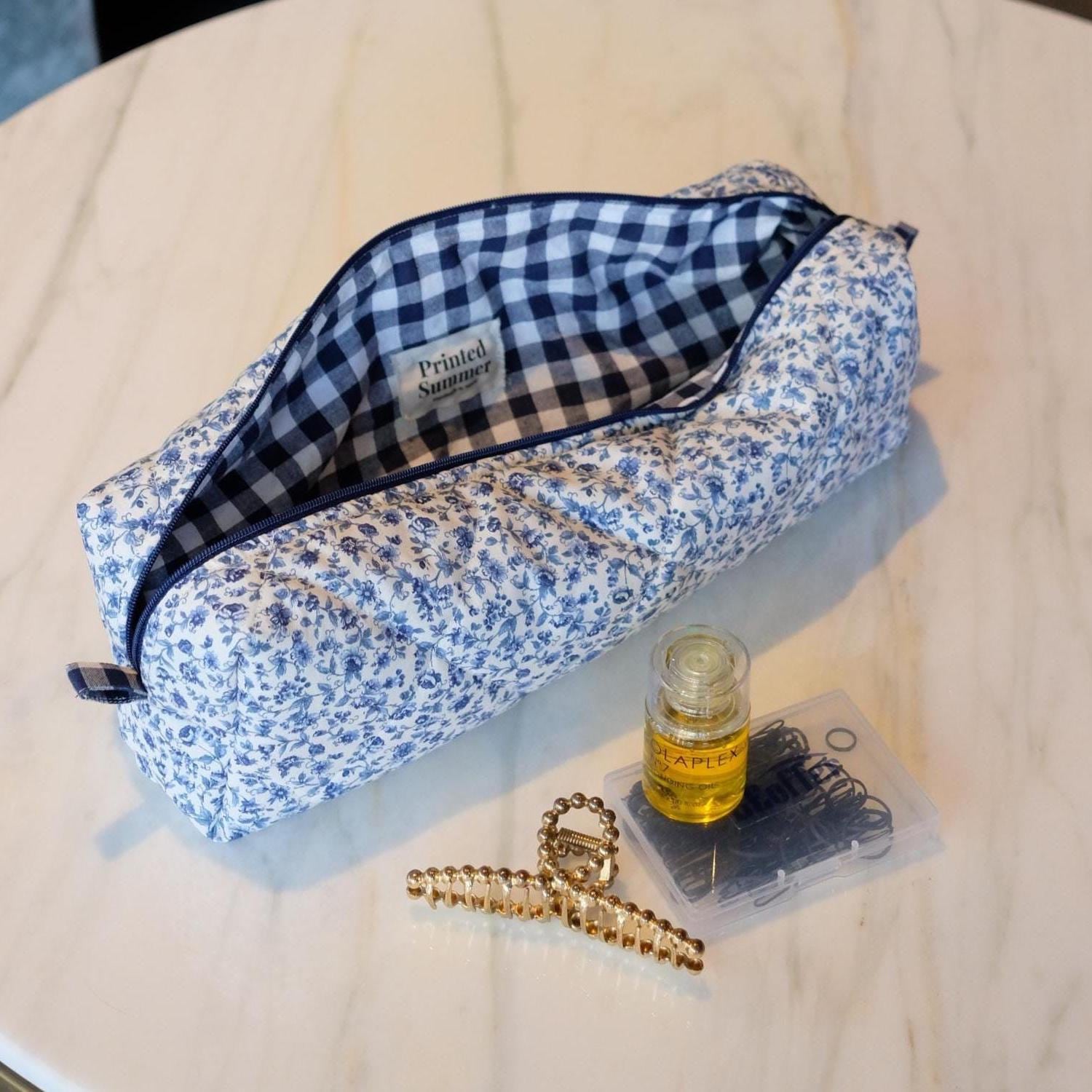 【DEINET】24FW D STITCH PADDING BAG (3COLORS) Blue Floral Quilted Hair Tool Bag – Navy Gingham Lining
