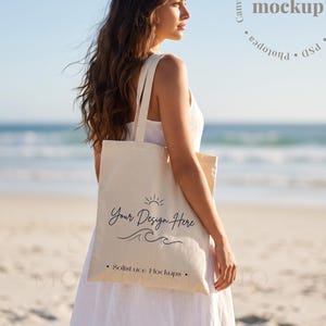 Puede incluir: Un bolso tote de lona beige con un gráfico de líneas negras de un sol y olas del mar, con el texto Your Design Here y SolisLuce Mockups impreso en la parte frontal. El bolso tiene dos correas para el hombro y es de tela clara.