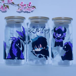 Könnte beinhalten: Drei Glas-Getränkegläser mit Holzdeckeln, jedes mit einem anderen Anime-Charakterdesign in Schwarz und Lila. Die Gläser haben japanischen Text. Ein Zweig mit rosa Blüten befindet sich im Hintergrund.