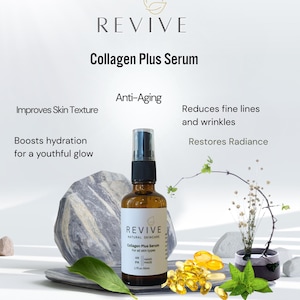 Puede incluir: Una botella de vidrio marrón de Revive Collagen Plus Serum con un tapón pulverizador negro. La etiqueta dice "Para todo tipo de piel". La imagen incluye una piedra gris, hojas verdes y cápsulas amarillas.