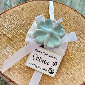 Recuerdo de boda con imán de trébol de la suerte, empaquetado con confeti, tarjeta y cinta: interesante para primera comunión o boda