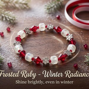 Könnte beinhalten: Ein Armband mit abwechselnden, halbtransparenten weißen Zylinderperlen, facettierten dunkelroten Bikonperlen und silberfarbenen Metallanhängern in Schneeflockenform. Der Text "Frosted Ruby - Winter Radiance" und "Shine brightly, even in winter" ist zu sehen.