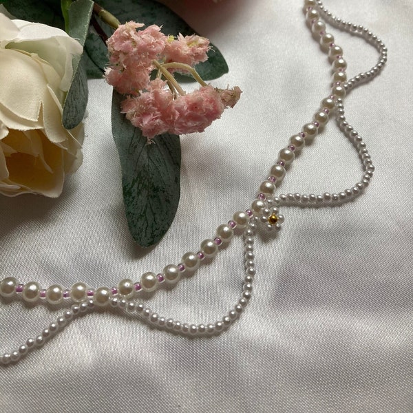 Collier de perle avec breloque fleur, fait main et réglable