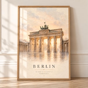 以下が含まれることがあります： ドイツ・ベルリンのブランデンブルク門を描いた水彩画風の額入りアートプリント。夕暮れの空の下に佇む記念碑が描かれており、BERLINという文字と座標 52.5163 N 13.3777 E GERMANY が記されています。