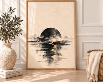 Puede incluir: Una lámina de arte mural rectangular en un marco de madera clara que muestra un sol o luna circular negro sobre una cordillera brumosa con un reflejo dorado que brilla en la superficie del agua, sobre un fondo de color crema texturizado.