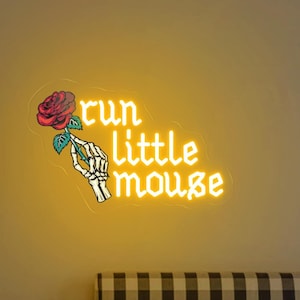 Letrero de neón "Run Little Mouse", letrero de neón personalizado, neón "Dark Romance", letrero de "Hand Skeleton Holding Roses", letrero de decoración de pared "Haunting Adeline Book Lover"
