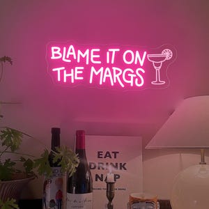 Insegna al neon Blame It On The Margs, arte murale per cocktail club, decorazione murale retrò Margarita, regalo per gli amanti di Marg, neon a LED per sala bistrot, insegna Bar Carter
