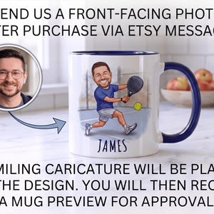 Puede incluir: Taza de cer&aacute;mica blanca con asa y borde azules, con una ilustraci&oacute;n de dibujos animados de una persona practicando un deporte. La taza tiene el nombre "JAMES". El texto en la taza dice "ENV&Iacute;ANOS UNA FOTO FRONTAL DESPU&Eacute;S DE LA COMPRA A TRAV&Eacute;S DE MENSAJES DE ETSY" y "SE COLOCAR&Aacute; UNA CARICATURA SONRIENTE EN EL DISE&Ntilde;O. LUEGO RECIBIR&Aacute;S UNA VISTA PREVIA DE LA TAZA PARA SU APROBACI&Oacute;N."