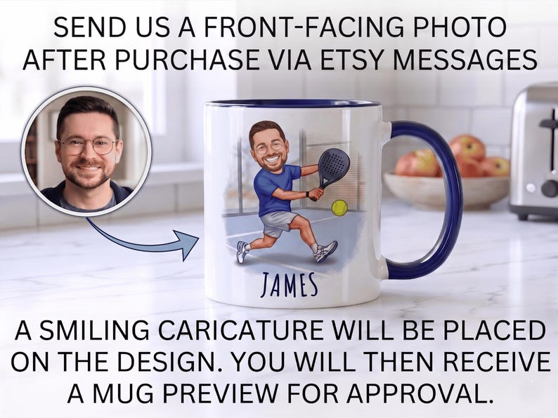Puede incluir: Taza de cer&aacute;mica blanca con asa y borde azules, con una ilustraci&oacute;n de dibujos animados de una persona practicando un deporte. La taza tiene el nombre "JAMES". El texto en la taza dice "ENV&Iacute;ANOS UNA FOTO FRONTAL DESPU&Eacute;S DE LA COMPRA A TRAV&Eacute;S DE MENSAJES DE ETSY" y "SE COLOCAR&Aacute; UNA CARICATURA SONRIENTE EN EL DISE&Ntilde;O. LUEGO RECIBIR&Aacute;S UNA VISTA PREVIA DE LA TAZA PARA SU APROBACI&Oacute;N."