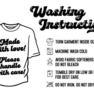 Puede incluir: Imagen de una camiseta blanca con instrucciones de lavado. El texto en la camiseta dice "Made with love! Please handle with care!". Las instrucciones incluyen lavar del rev&eacute;s, lavar a m&aacute;quina en fr&iacute;o y evitar suavizantes.