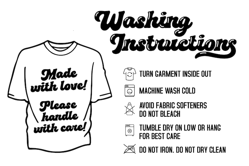 Puede incluir: Imagen de una camiseta blanca con instrucciones de lavado. El texto en la camiseta dice "Made with love! Please handle with care!". Las instrucciones incluyen lavar del rev&eacute;s, lavar a m&aacute;quina en fr&iacute;o y evitar suavizantes.