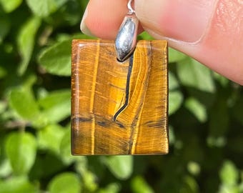 Hermoso colgante de ojo de tigre: fuerza y protección naturales.
