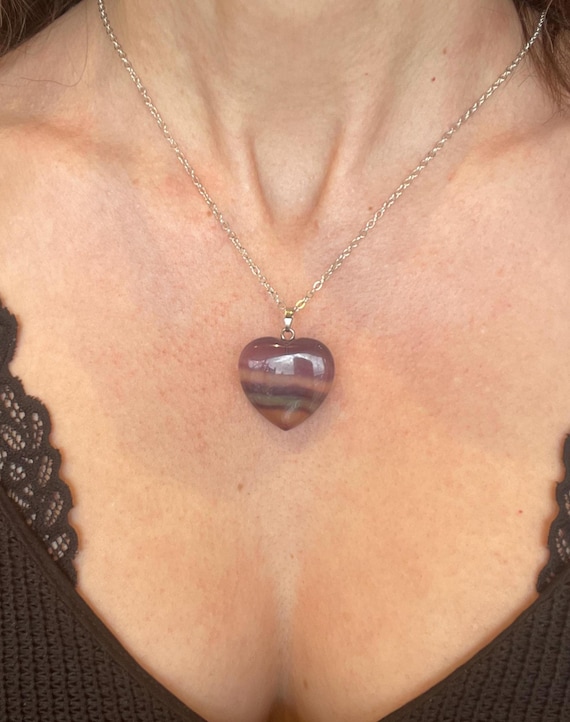 Réservé Sylvie - Pendentif Coeur en Fluorite - Élégance Multicolore