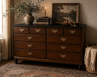 Cómoda vintage estilo Dark Academia / Cajonera de madera maciza restaurada / Muebles de nogal con aspecto sombrío