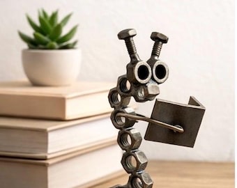 Mini escultura de metal con forma de libro / Regalo para amantes de los libros / Arte industrial con tuercas y tornillos / Pequeña decoración de escritorio / Escultura de acero hecha a mano / Regalo único para la oficina