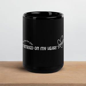Moja miłość do ciebie jest wytatuowana na moim sercu, 1 czarny 15-uncjowy nadruk na środku