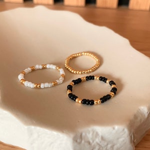 Ring minimalistisch und schlichte handgemachte, elastische und hochwertige Perlenringe Geschenkidee Frau Jahrestag Valentinstag Geschenk Bild 2