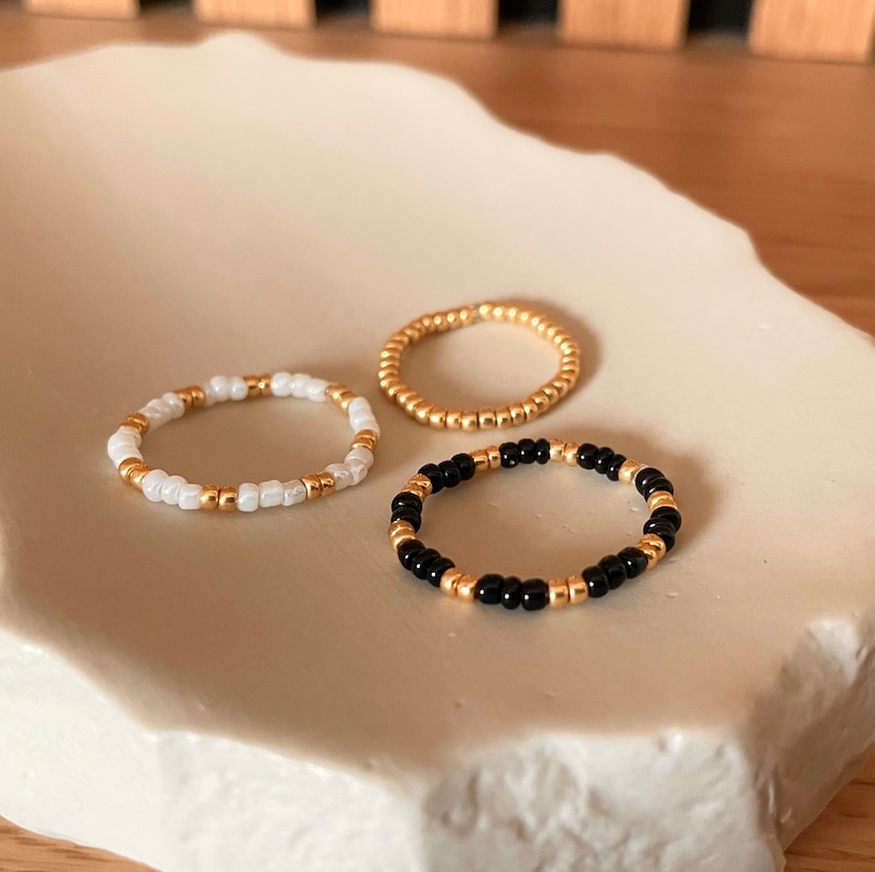 Ring minimalistisch und schlichte handgemachte, elastische und hochwertige Perlenringe Geschenkidee Frau Jahrestag Valentinstag Geschenk Bild 2