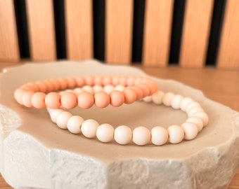 Perlenarmband sommerliches Armband Creme & Pfirsich rosé matt Damenarmband Freizeit Schmuck elastisches Band minimalistisch und erfrischend