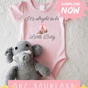 Está tudo bem ser um pouco pequeno PNG Download | Little Bitty PNG Download | Body engraçado para bebê | Roupa neutra de gênero | Body fofo para bebê