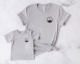 Camiseta con diseño de bolsillo y logo de la iglesia