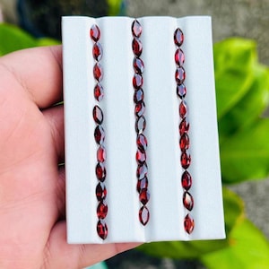 Puede incluir: Un letrero de madera rústico con el texto "Welcome to our home" en un estilo manuscrito. El letrero presenta un acabado envejecido y un diseño sencillo y acogedor, ideal para un porche o entrada.