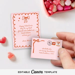 Può includere: Biglietti rosa di San Valentino con messaggi scritti a mano e fiocchi decorativi. Un biglietto dice "Buon San Valentino al mio migliore amico... Ti amo!" e l'altro è una busta con un timbro. L'immagine include caramelle a forma di cuore e un contenitore a forma di cuore.