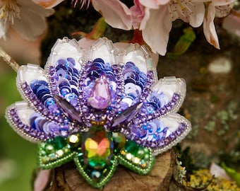 Handgemaakte broche "Lotus” in paarse kleur