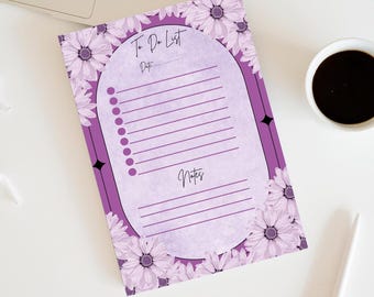 Puede incluir: Lista de tareas de color púrpura con un diseño floral. La lista tiene una sección para notas y un lugar para escribir la fecha.