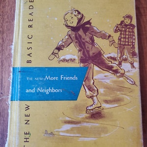 Könnte beinhalten: Ein Vintage-Kinderbuchcover mit gelbem Hintergrund. Das Cover zeigt ein Mädchen beim Schlittschuhlaufen mit einem Jungen im Hintergrund. Der Buchtitel lautet "The New More Friends and Neighbors" und der Serientitel lautet "Basic Readers".