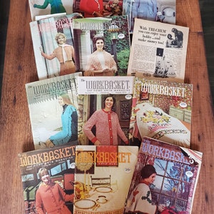 Könnte beinhalten: Ein Stapel alter Workbasket-Magazine mit Strick- und Häkelmustern. Die Titelseiten zeigen Frauen in verschiedenen Strickwaren und der Text "Workbasket and Home Arts Magazine" ist auf jedem Titel zu sehen.