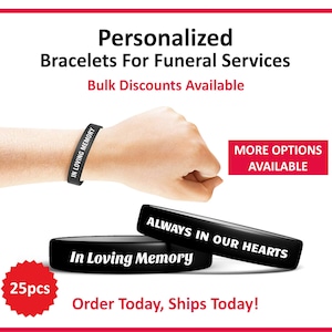 Könnte beinhalten: Schwarze Silikon-Armbänder mit weißem Text, der "In Loving Memory" und "Always In Our Hearts" lautet. Eine Hand trägt ein ähnliches Armband mit der Aufschrift "In Loving Memory". Der Text "25pcs" befindet sich in einer roten Sternform. Der Text "More Options Available" befindet sich in einem roten Rechteck. Der Text "Order Today, Ships Today!" ist in schwarzer Schrift auf weißem Hintergrund.