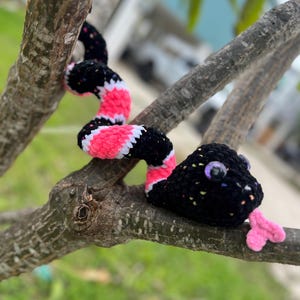 Stor virkad ormfilt med spiral och amigurumi