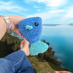 Giocattolo a forma di pesce con grande bocca che si gira all&#39;uncinetto blu