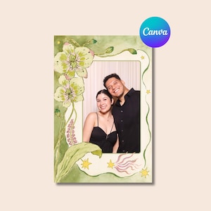 Peut inclure: Un cadre photo rectangulaire orné d'une illustration à l'aquarelle d'orchidées vert clair et d'étoiles jaunes. Le cadre entoure une photographie de deux personnes souriantes, l'une portant un haut à bretelles noir et l'autre une chemise noire.