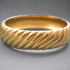 Crown Trifari dorado Vintage con bisagras pulsera suavemente usado