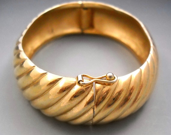 Crown Trifari Goldtone Vintage Hinged Bracelet Ge… - image 3