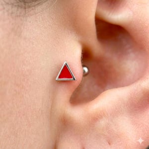 Röd triangelformad broskörhänge i kirurgiskt stål, minimalistisk geometrisk helix-conch-örhänge