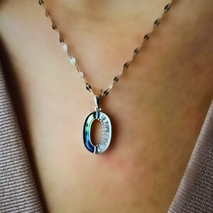 Collar inicial letra O / collar de cadena de cable de piedra de ópalo, regalo de joyería minimalista para ella