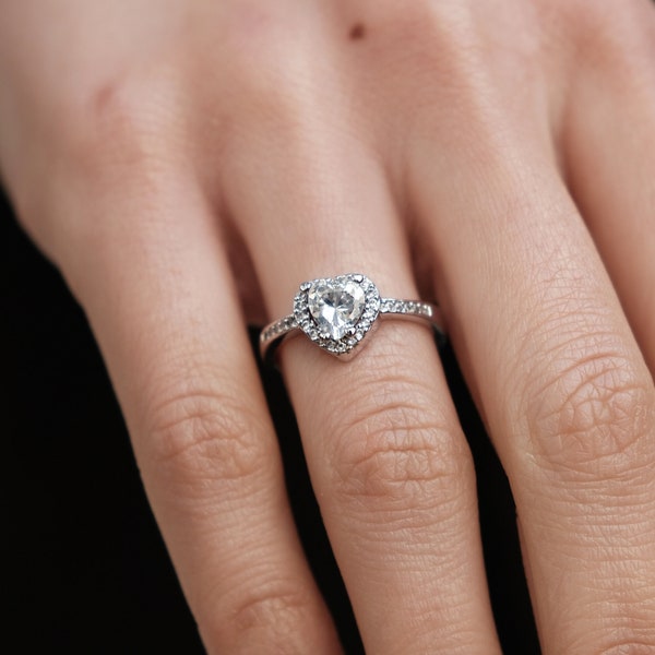 Bague en forme de coeur pour femme - Bague fabriquée à la main avec diamants simulés - Accessoire de bijouterie unique - Acier inoxydable, idée cadeau tendance