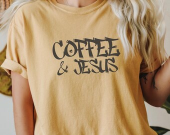 Maglietta Comfort Colors® Coffee & Jesus, Maglietta per gli amanti del caffè, Maglietta cristiana, Maglietta religiosa, Maglietta per gli amanti di Dio, Regali per mamme cristiane, Maglietta per la chiesa