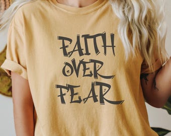 Tro över rädsla grafisk tee, kristna kläder, kristen t-shirt, grafisk kristen tee, troskjorta, kyrkoskjorta, present till mamma, troskjorta