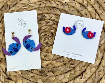 Ciondolo a forma di piccolo alieno blu con motivo Troublemaker / Orecchini a bottone floreale con alieno blu con motivo Troublemaker / Orecchini in argilla polimerica leggera / Ipoallergenici