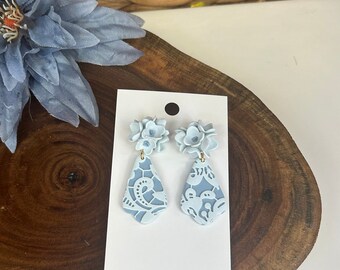 Los pendientes Daphne / Bridgerton / Hortensias hechas a mano con superposición de encaje azul / Pendientes colgantes de arcilla polimérica ligera / Hipoalergénicos