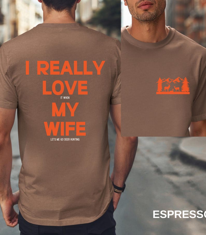 K&ouml;nnte beinhalten: Braunes T-Shirt mit dem Text "I really love my wife it when lets me go deer hunting" auf der R&uuml;ckseite und einer Silhouette eines Hirsches in einem Wald auf der Vorderseite.