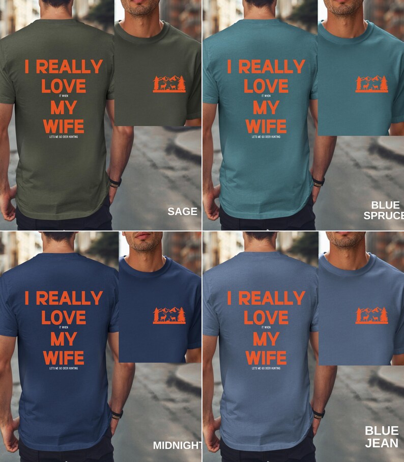 K&ouml;nnte beinhalten: Vier T-Shirts in verschiedenen Farben mit dem Text "I REALLY LOVE MY WIFE" und einer kleinen Grafik einer Bergszene mit einem Reh. Die Farben sind Salbei, Blautanne, Mitternachtsblau und Jeansblau.